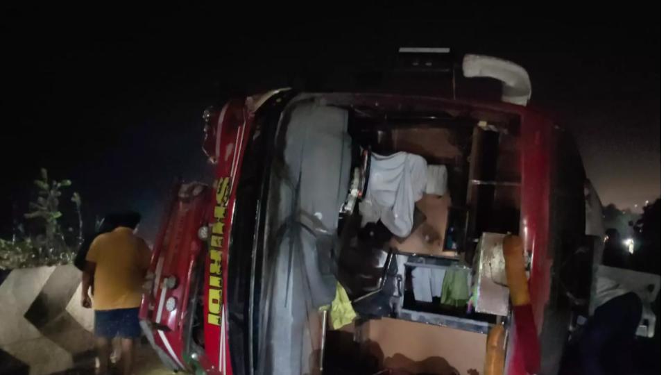 15passengersinjuredinprivatetravelsbusaccidentinkhammam