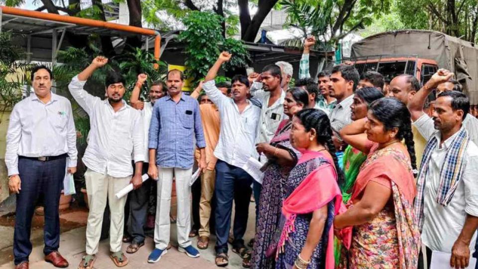 Farmers protest against RRR project at HMDA office in Ameerpet