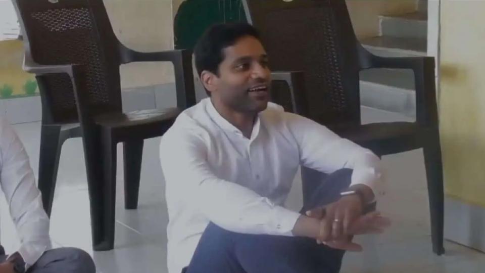 districtcollectormuzammilkhansitsonfloortochatwithstudents