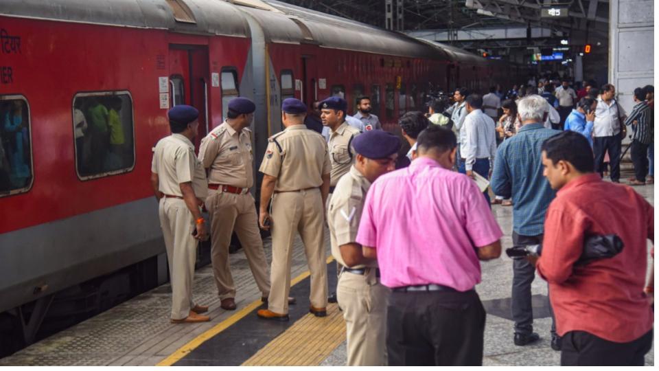 RPF, GRP return lost valuables of Rs 29.15 lakh to passengers 