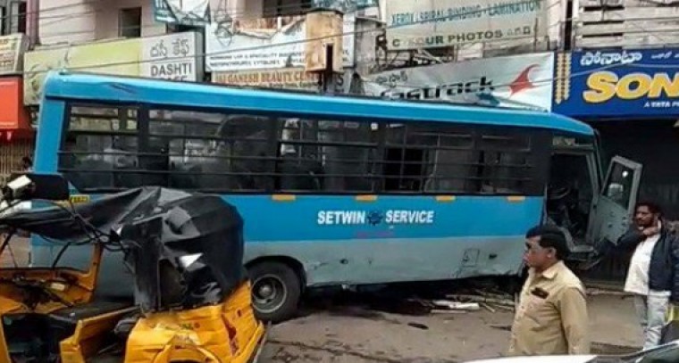 asetwinbusrammedintoashopinsecunderabad;threeinjured