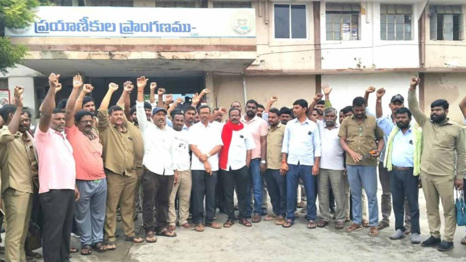 Nalgonda electric bus services disrupted for 3 hours 