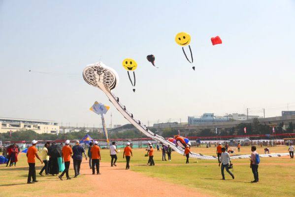 trafficcurbsforkitefestivalatparadegrounds