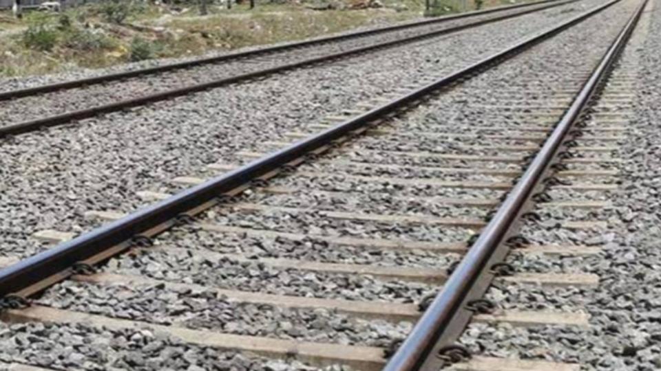 unabletofindjob25yearoldendslifebyjumpinginfrontoftraininghatkersar