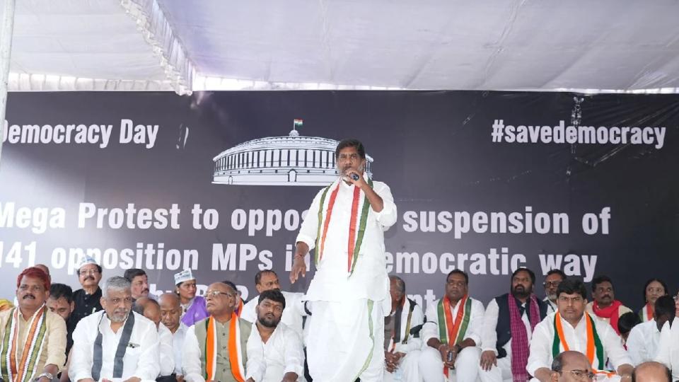 telanganadeputycmleadsprotestoveroppnmpssuspensionatdharnachowk