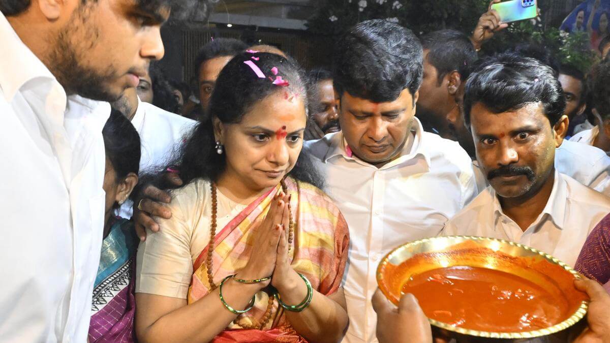 kavithareceivesrousingwelcomeonreturntohyderabad