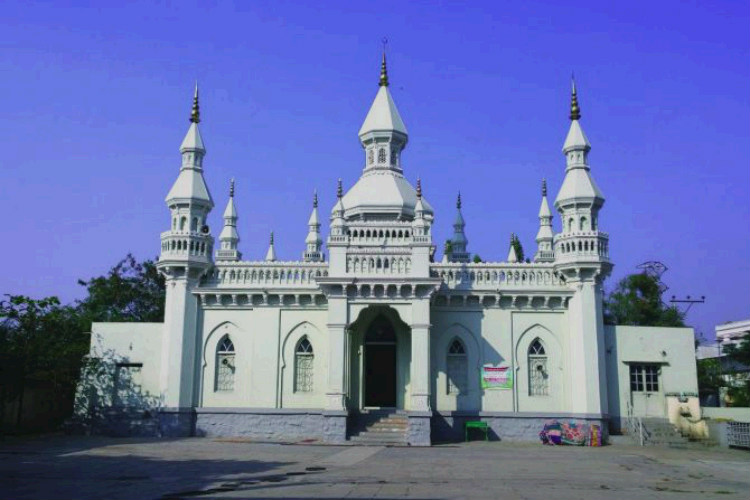 spanishmosqueopensforpublicinbegumpet