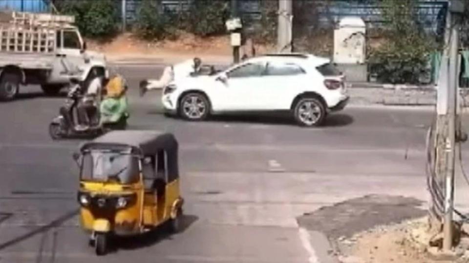Traffic constable jumps on bonnet to escape drunk driver in Gachibowli