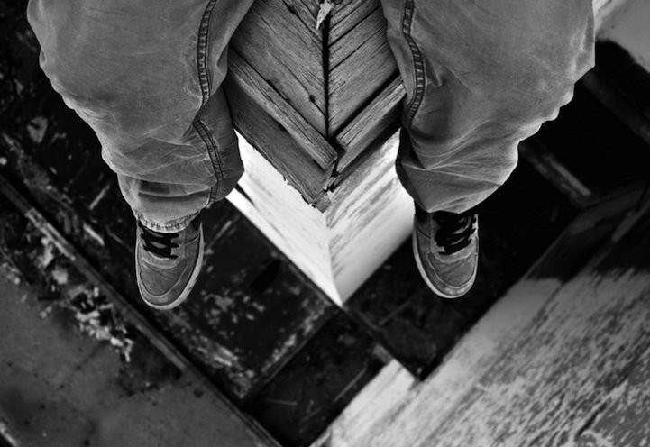 studentjumpsfrom5thfloorcritical