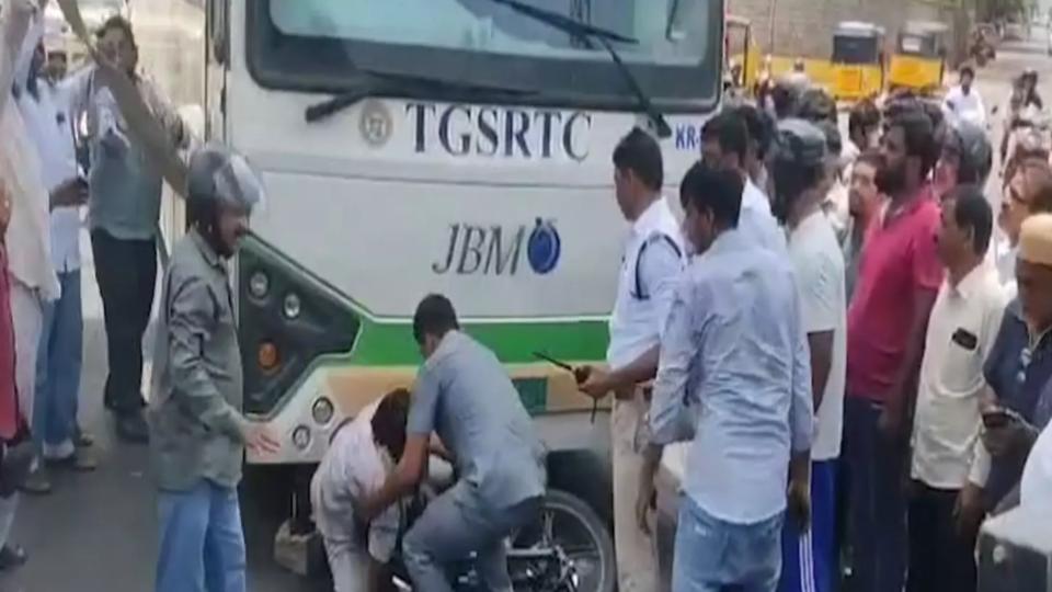 manstuckunderrtcbusrescuedinsecunderabad
