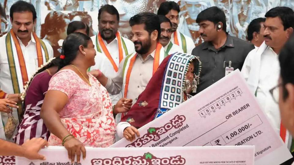 telanganacmdistributesrs1lakhchequesunderindirammahousingscheme