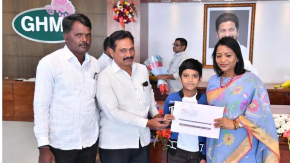 Mayor Vijayalakshmi hands over Rs 6L aid to kin of Kushaiguda fire victims