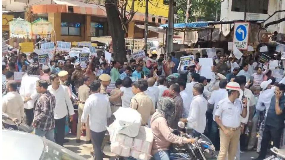 govtemployeesstageprotestagainstcmrevanthreddyinfrontofgandhibhavan