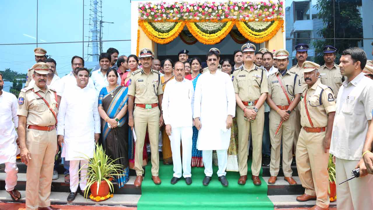 mahmoodaliinauguratestwonewpolicestationsinhyderabad