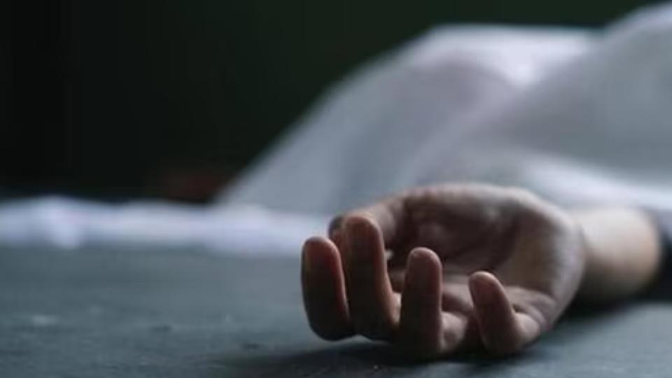 Auto driver strangled to death by his wife in Bhavani Nagar