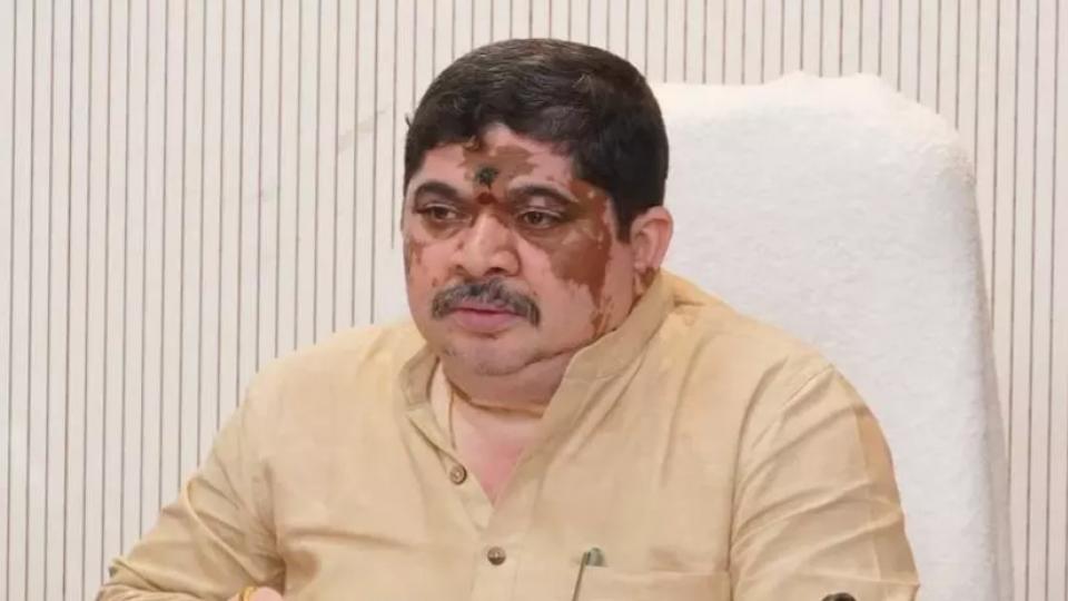 Ponnam urges TGSRTC workers to call off strike