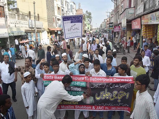 massiveprotestagainstwaseemrizviheldinoldcityeffigyburnt