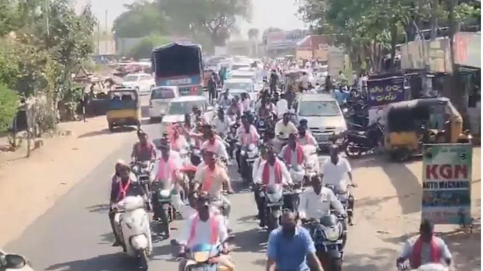 KTR receives grand welcome in Karimnagar during Jagtial visit
