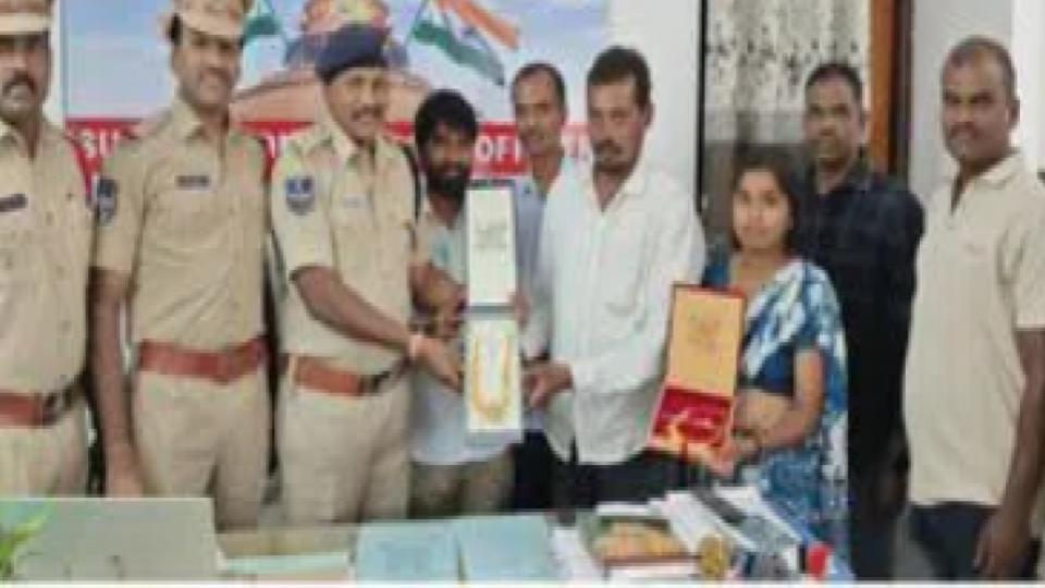 Toopran police traced 9 tolas of gold lost at Brahmanapally railway gate