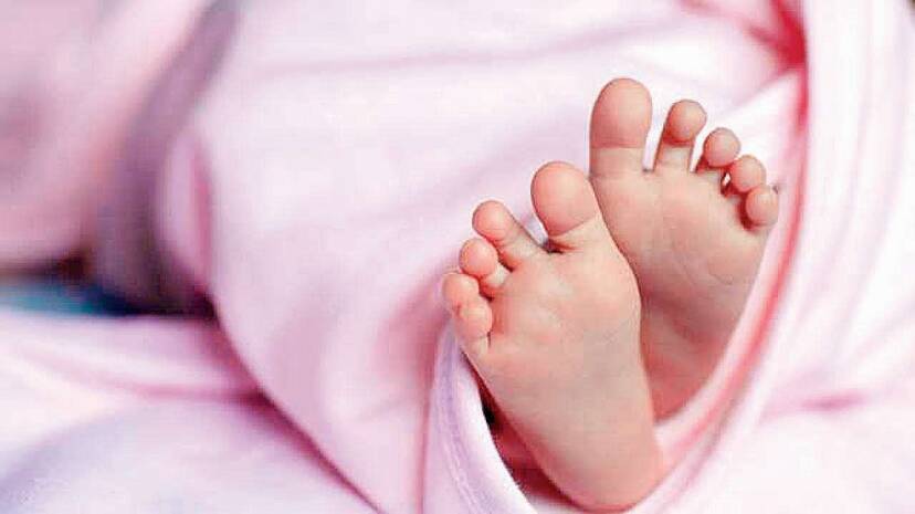 eightmontholddiesmidflightdespiteemergencylandinginhyderabad