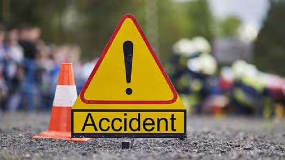 Speeding car lost control and rammed into shops in Macha Bolarum