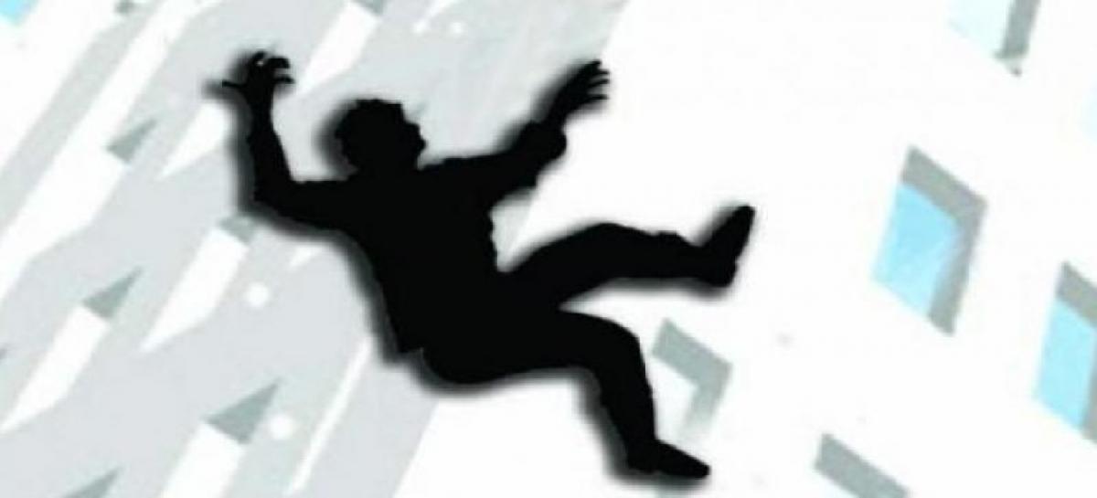 deliverypersonseverelyhurtinfallfrom3rdfloortoevadedoginmanikonda