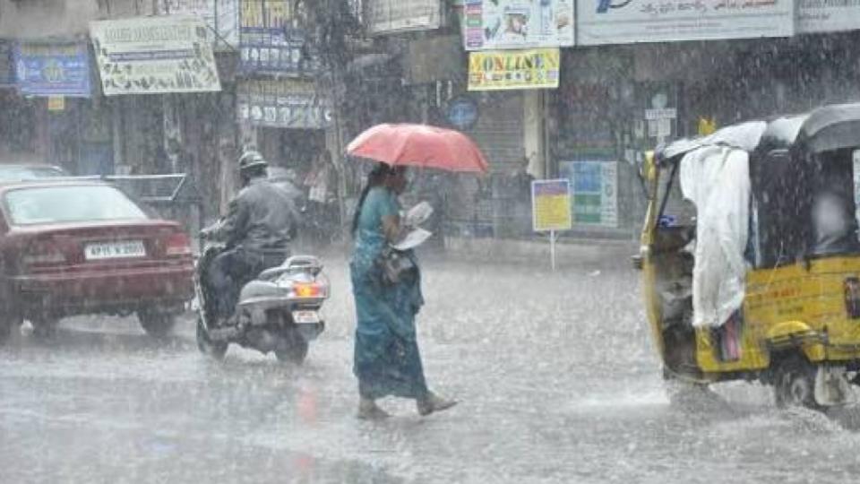Heavy Showers lashes central parts of Hyderabad city