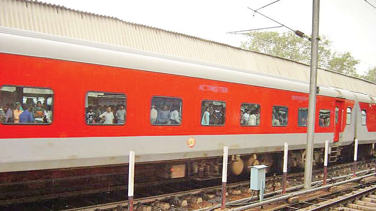 rajdhaniexpressenginecatchesfireinvikarabad