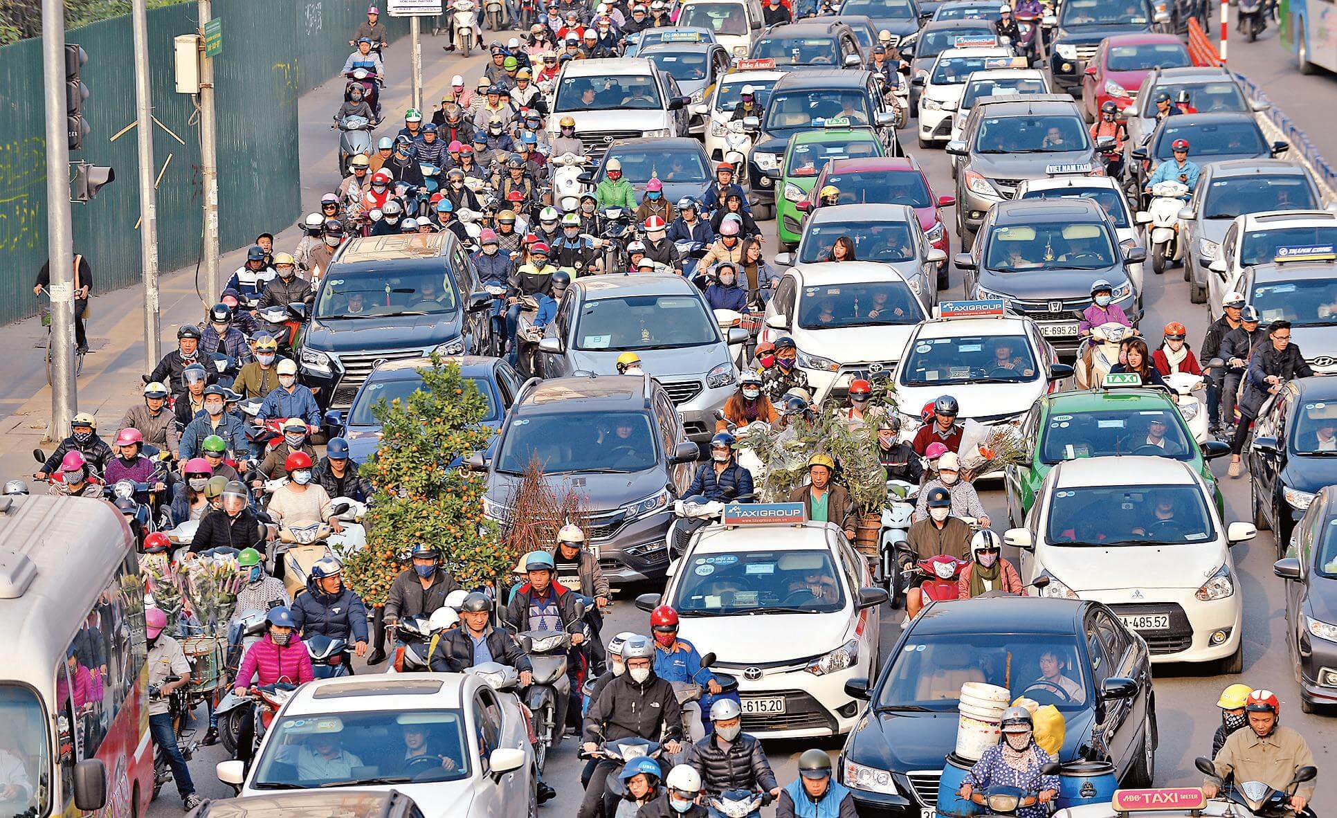 Commuters irked as lower, main Tank Bund stretches remained shut on Monday morning