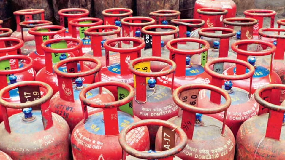 unidentifiedmiscreantsstealtwolpgcylindersfromhouseinsiddipet