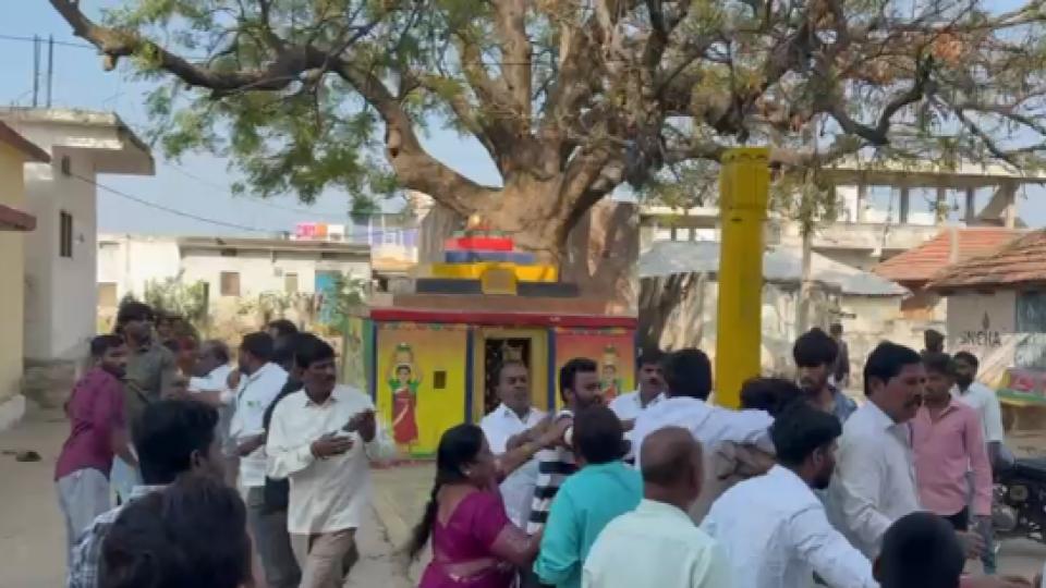 Video of Tension prevailed in Narsapur over cash distribution during polling