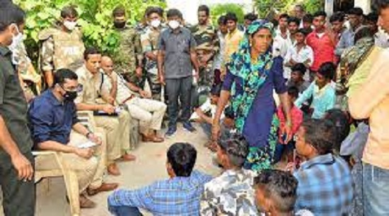 twodeadaftermembersofrivalgroupsclashinadilabaddistricttelangana