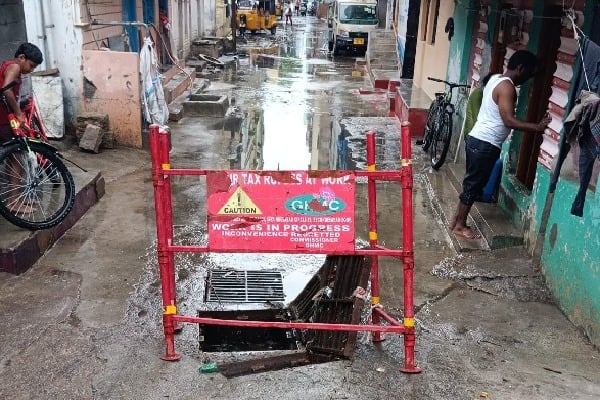 fouryearoldgirldiesafterfallingintoopenmanholeatsecunderabad