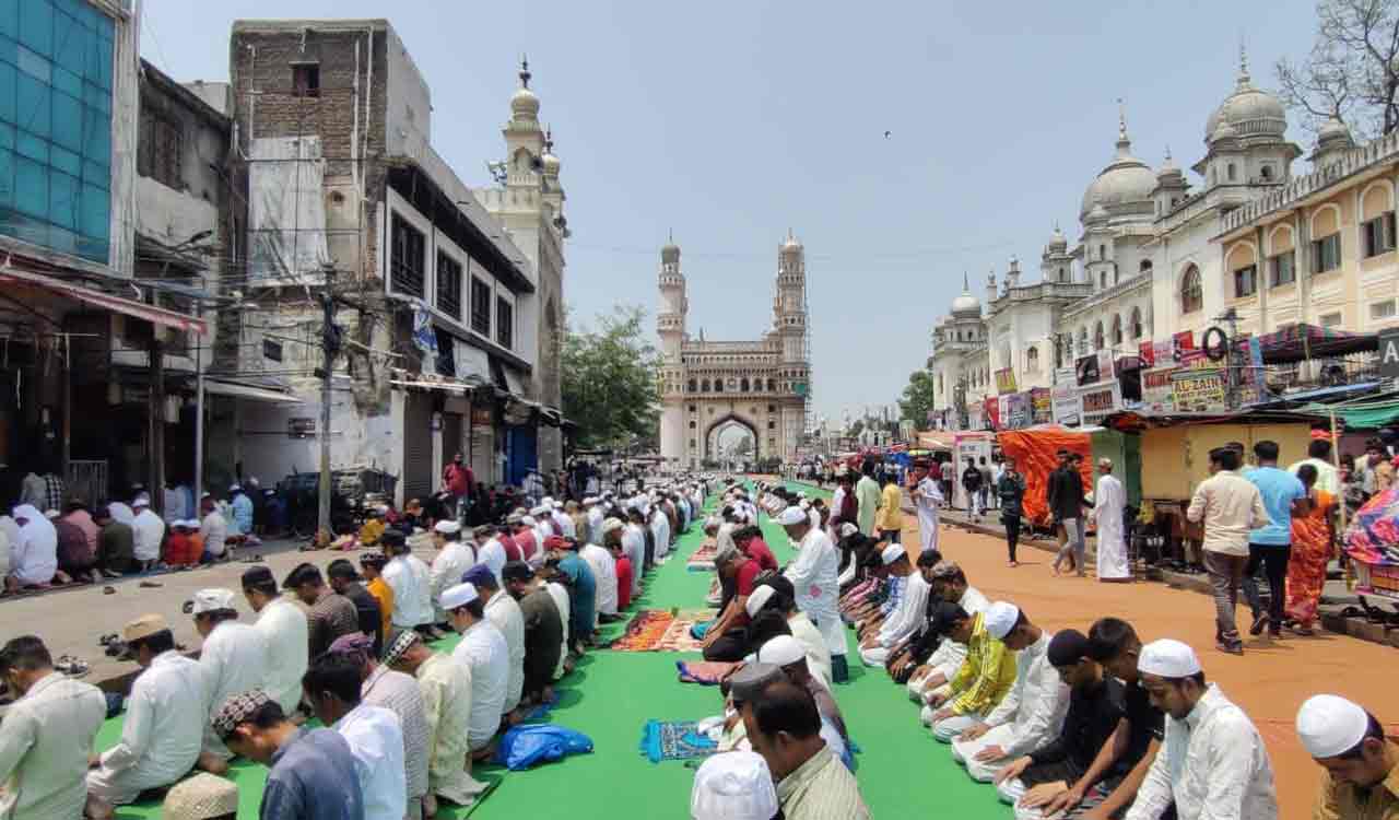 thousandsofmuslimsgatherforjumatulvidaprayeratmeccamasjidinhyderabad