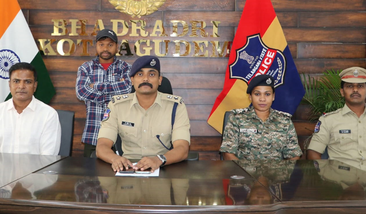 maoistcarryingrs4lakhrewardsurrenderstopoliceinkothagudem