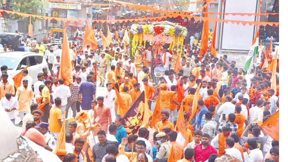 hyderabadturnssaffronasthousandsjoinhanumanjayanthi