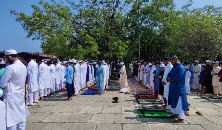 muslimscelebrateeidulfitrwithpompandgaietyinhyderabad