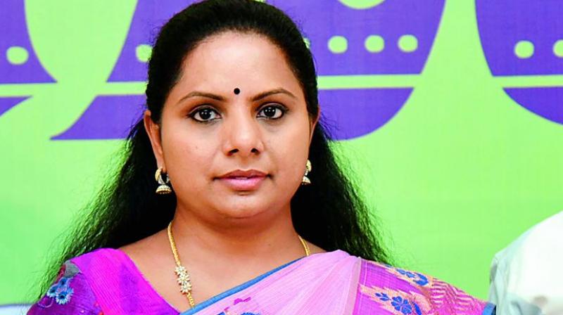sareedistributiontohelpwomentocelebratebathukamma:kavitha