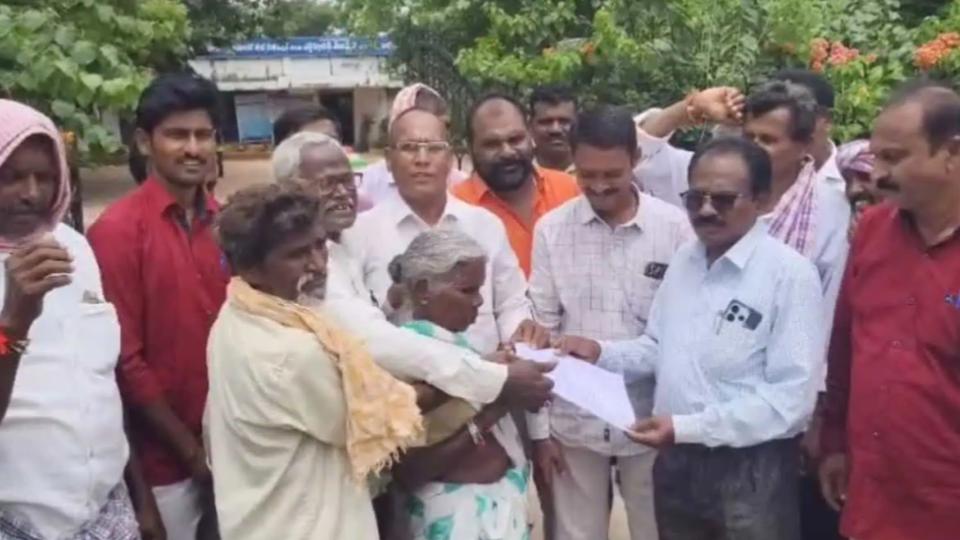 Farmers protest over urea in front of Suryapet Tahsildar’s office