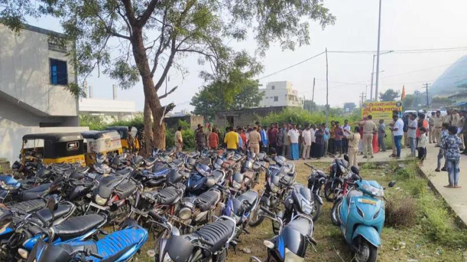 2autorickshaws54bikeswithoutdocumentsseizedinpaloncha