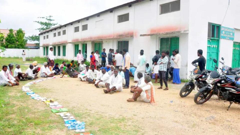 Farmers stand in serpentine queues for urea in Telangana