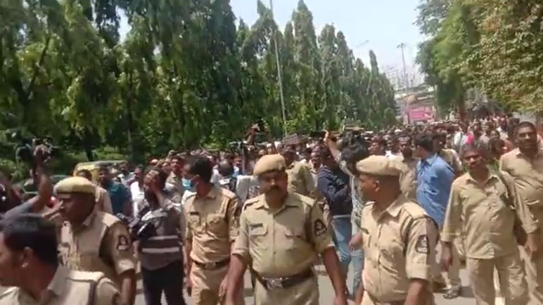 rtcemployeesstageprotestsagainstguvtamilisaisoundararajandemandingtsrtcmergerbillapproval