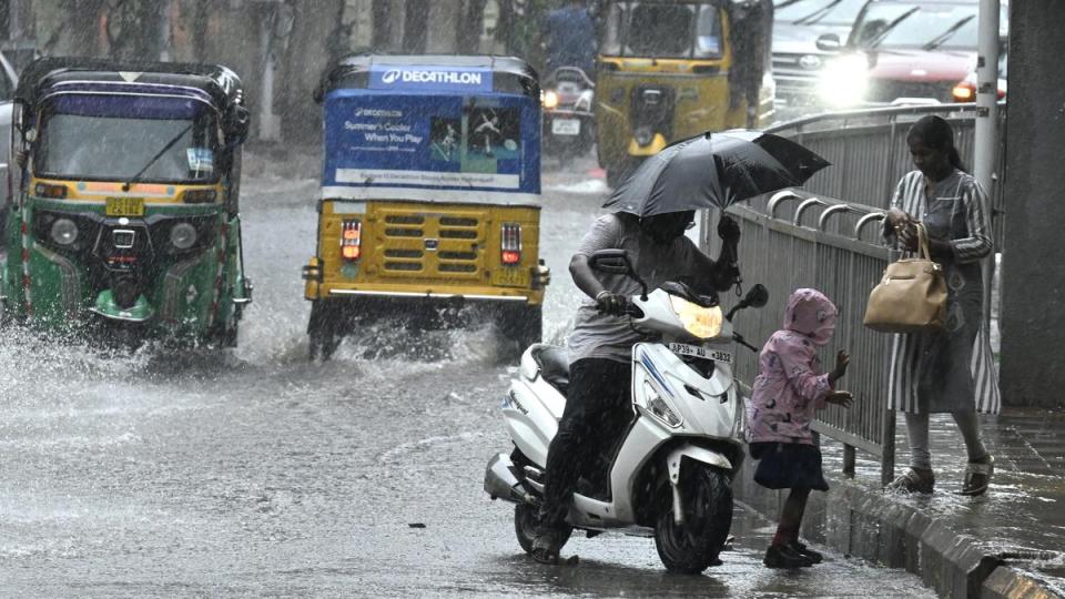Hyderabad city witnesses heavy rains, many roads waterlogged