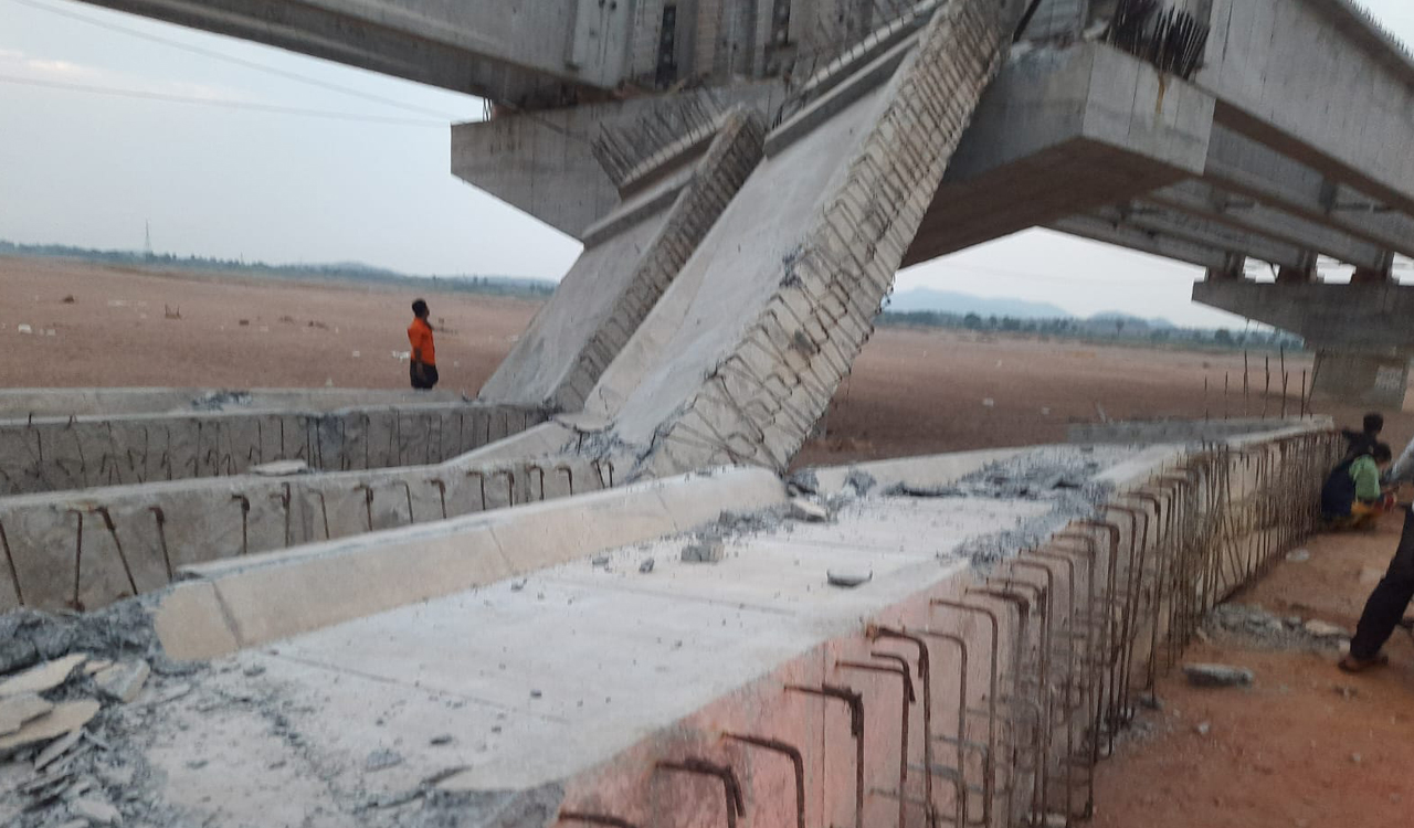 underconstructionbridgeonrivermanerucollapsesinpeddapalli