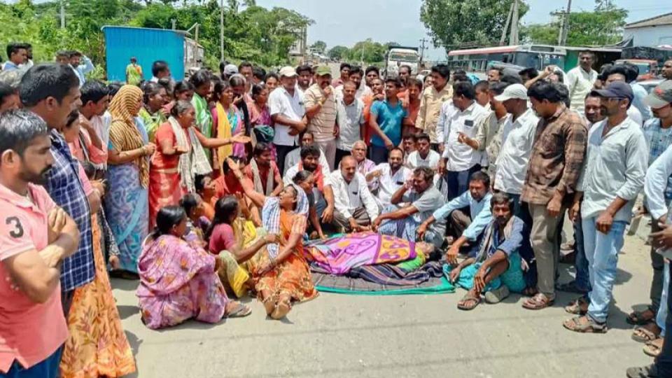 Woman electrocuted in Khammam, villagers stage protest, demand compensation