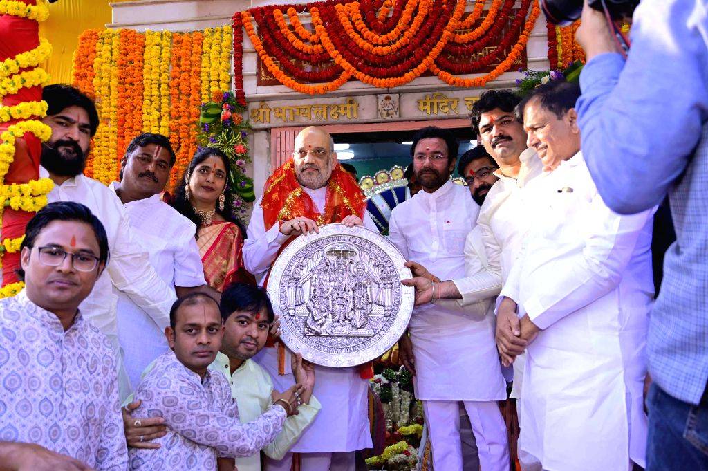 homeministeramitshahoffersprayersatbhagyalaxmimandir