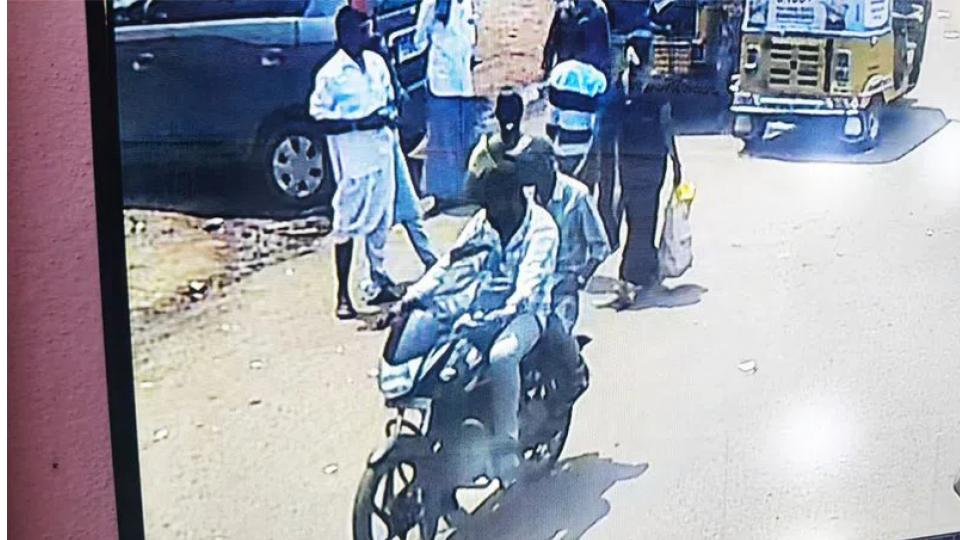 Miscreants stole Rs 8 lakh from moped at Tahsildar office in Zaheerabad