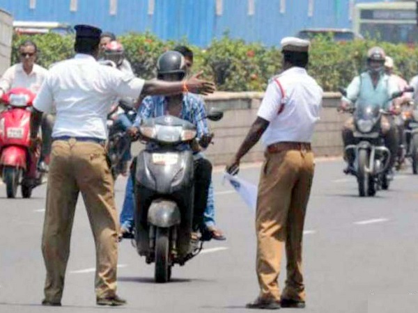 twowheelerriderwith130pendingchallanscaughtinhyderabad