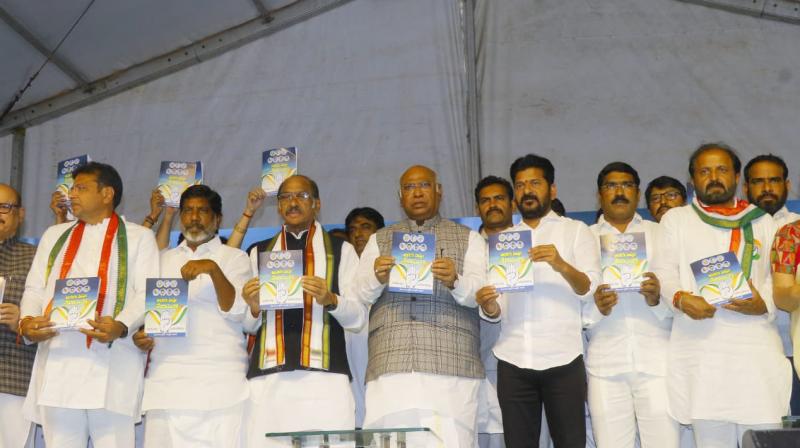 congressunveilsabhayahasthammanifestofortelangana