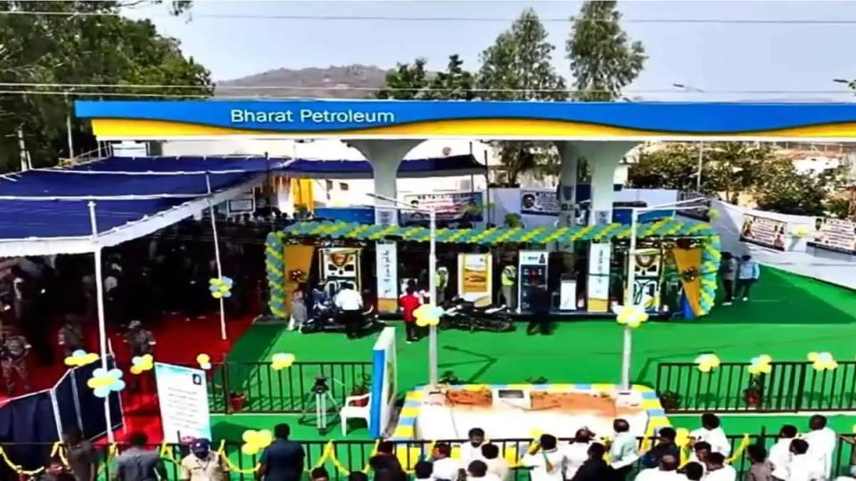 cmrevanthreddyinauguratespetrolpumpsetupbywomen’sshgsinnarayanpet